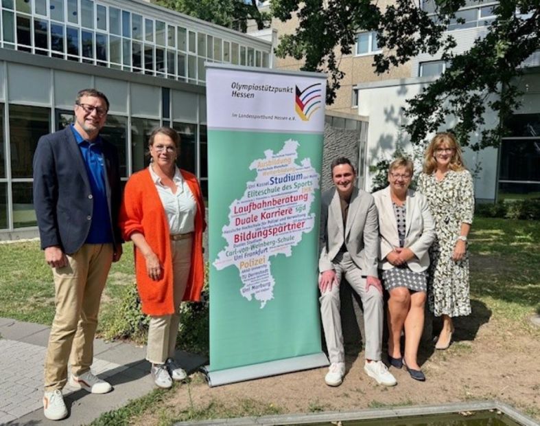 Von links nach rechts: Bernd Brückmann, stv. Leiter Olympiastützpunkt; Carmen Giss, Vorsitzende der Geschäftsführung der Agentur für Arbeit Offenbach; Björn Krienke, Vorsitzender der Geschäftsführung der Agentur für Arbeit Frankfurt am Main; Heike Hengster, Vor Vorsitzende der Geschäftsführung der Agentur für Arbeit Hanau, Nicole Schulz, Bereichsleiterin 2 in der Agentur für Arbeit Darmstadt.