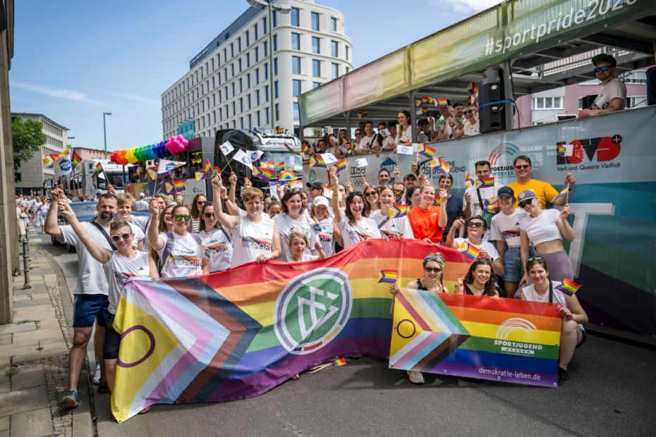 Im Regenbogen vereint: die Sportorganisationen vor dem Start der Demo.Foto: Thomas Lohnes / DFB / Getty