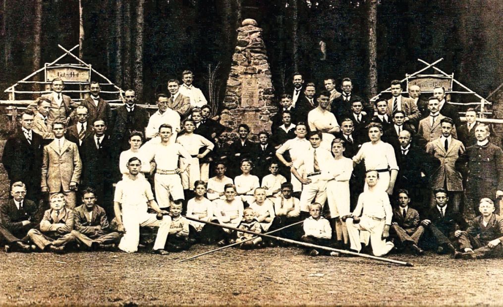 Die Einweihung der Turner-Ruh 1922. 
            Fotos: Heimatverein Petersberg