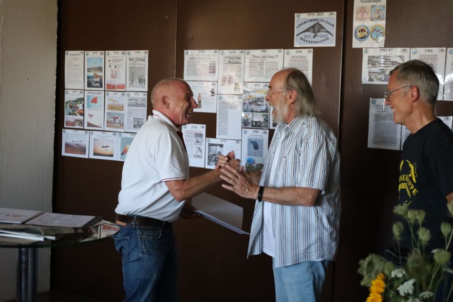 Harald Piaskowski zeichnet Johannes Reinhard und Martin Neuland mit der Ehrenurkunde des lsb h aus (es fehlt Karsten Weiss) Bild: Klaus Staubach - Rhönflug 1. Drachenflugclub Wasserkuppe/Poppenhausen