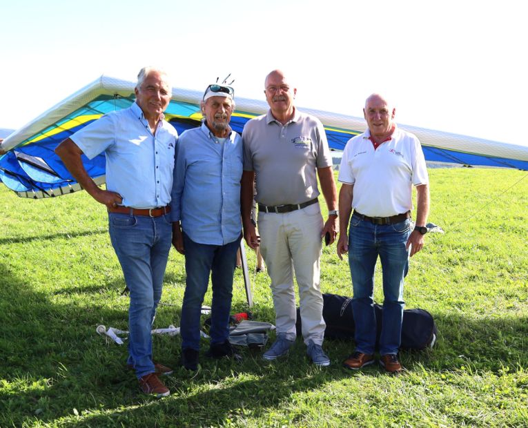 Jubiläum beim Rhönflug 1. Drachenflugclub Poppenhausen - v. l. Hermann Müller, Uli Kropp, Manfred Helfrich, Harald Piaskowski    Bild: Verein