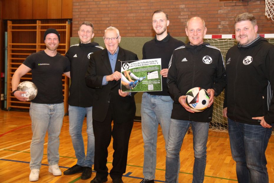 Gemeinsam für die Inklusive Fußballmannschaft  (von links): Sportkoordinator Sebastian Gleim, TuS-Jugendleiter Eduard Weber, Jürgen Damm, Präsident der Aktion für behinderte Menschen Hessen, Bewegungskoodinator Marius Hamel, der 2. TuS-Vorsitzende Oliver Müller, TuS-Vorsitzender Carsten Strippel.    Bild: Menkel