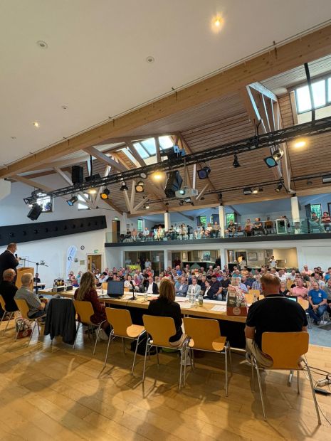 Das Bürgerhaus in Obertiefenbach war gut besucht, auch wenn nur etwas mehr als die Hälfte der Sportvereine im Kreis gekommen waren.