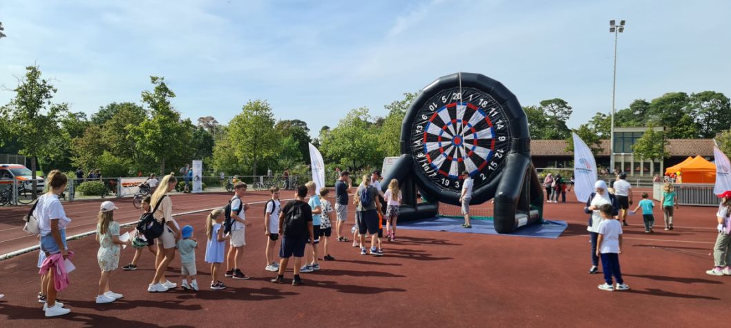Eyecatcher: Das riesige Fußball-Dart der Sportkreisjugend Darmstadt-Dieburg sieht man schon von Weitem.     Bild: Uwe Knecht