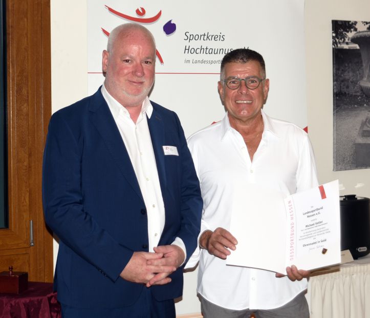 Sportkreis-Vorsitzender Jörg Pöschl (links) hat Michael Vetter vom TSV 08 Grävenwiesbach im "Kronenhof" in Bad Homburg die Ehrennadel in Gold überreicht.     Bild: Gerhard Strohmann