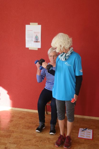 Elke Grunewalder am 3. Sept. beim Testen einer Teilnehmerin in der Rheingoldhalle in Erfelden Bild: Sportkreis Groß-Gerau