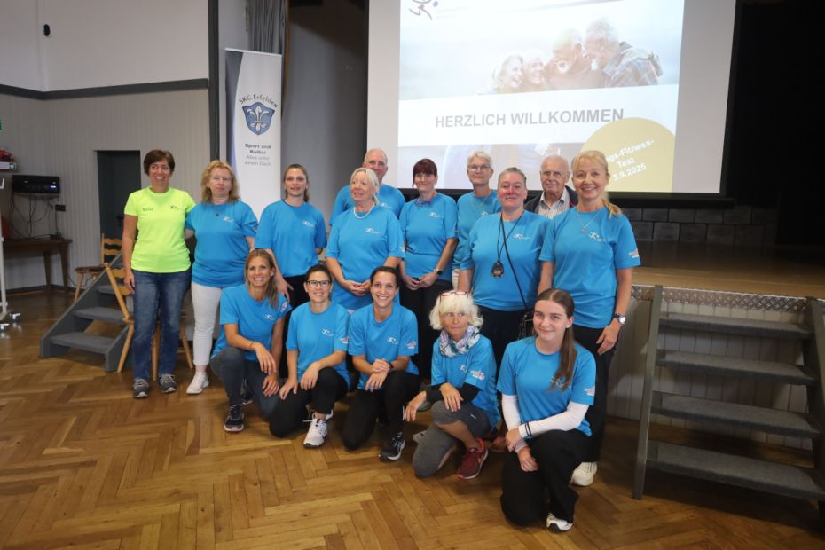 Die Referentinnen Sonja Herget und Gaby Bied (lsb h) mit der Bewegungskoordinatorin Patrizia Frank, dem Sportkreisvorsitzenden Dr. Eckardt Stein und dem Test-Helfer-Team.    Bild: SportkreisGG