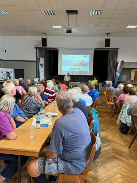 Der Sportkreisvorsitzende Dr. Eckardt Stein begrüßt die Teilnehmer zur Alltags-Fitness-Testung am 3. Sept. in der Rheingoldhalle der SKG Erfelden.    Bild: Sportkreis Groß-Gerau
