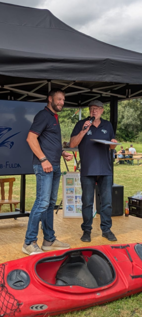 Thomas Plur, stellvertretender Sportkreisvorsitzende Fulda-Hünfeld, überbringt dem KCF-Vorsitzenden Wolfgang Zoth die Glückwünsche und die Jubiläumsurkunde im Auftrag von lsb h Präsidentin Juliane Kuhlmann    Bild: Joshua Piaskowski - Kanu-Club-Fulda