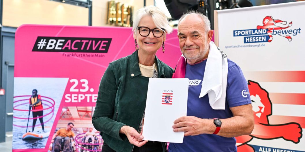 Im Namen des Sportlandes Hessen überreicht Ann Kathrin Linsenhoff den Förderbescheid an den Sportkreis. Bild: Kai Peters