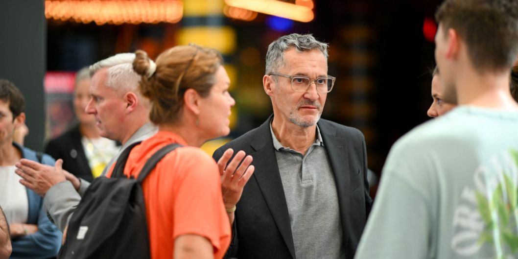 Nach der Pressekonferenz gab es genügend Zeit für interessante Gespräche.    Bild: Kai Peters