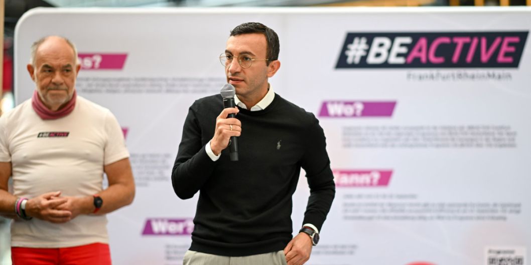 Oberbürgermeister und Sportdezernent Mike Josef bei der Pressekonferenz.    Bild: Kai Peters