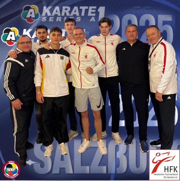 V.l.: Viktor Raiswich (Betreuer), hinten: Armin Kurtanovic, Alexander Elenberger, Eric Ridiger, Viktor Ridiger (Betreuer), Alexander Lang (Landestrainer Kumite Hessen Nord), vorne v.l.: Roman Raiswich, Marvin Bier    Bild: HFK