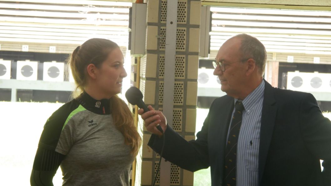 Zwei Personen beim Interview