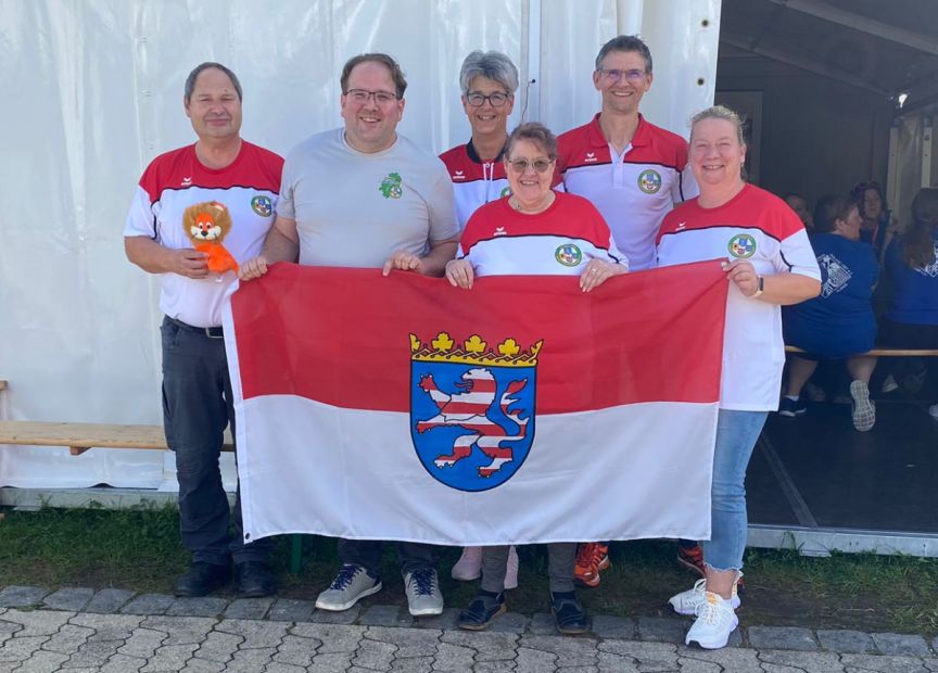 Gruppe von Personen mit der hessischen Flagge.