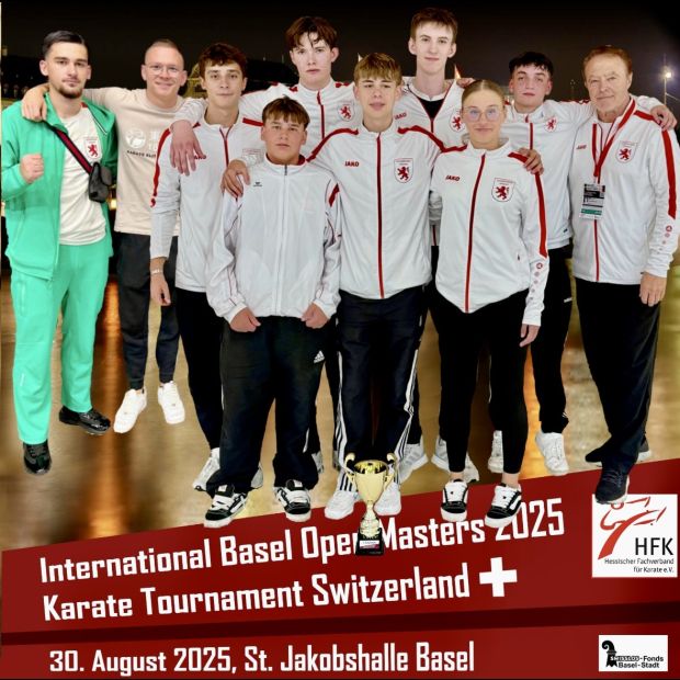 Hessische Kumite-Kader-Athleten v.l.: Armin Kurtanovic, Marvin Bier, Roman Raiswich, Eric Ridiger (Bronze), Alexander Elenberger, Konstantin Rath (5. Platz), Alexander Lang (Landestrainer Kumite Hessen Nord), vorne v.l.: Kiril Chnykin, Linus Küllmer, Maria Ruppel    Bild: Viktor Ridiger für den HFK