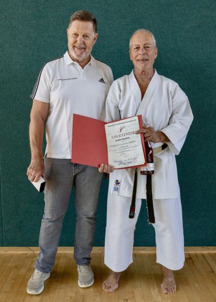 Links: Präsident des Hessischen Fachverbandes Karate e.V. Reinhard Schmidt-Eckhardt, rechts: Detlef Herbst vom Karate Dojo Lich e.V.    Bild: Karate Dojo Lich e.V.