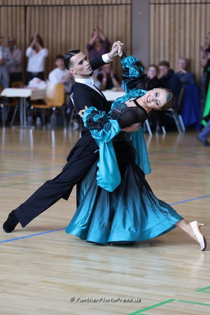 Landesmeister Hauptgruppe A-Standard: Simon Ulbrich / Clara Mazurek (Tanzsportclub Schwarz-Gold Aschaffenburg) Bild: Robert Panther (www.PantherPhotoPress.de)
