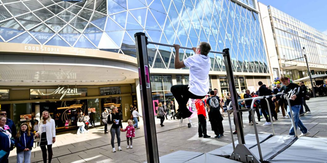 Outdoor konnte man Calisthenics oder Basketball ausprobieren..    Bild: Kai Peters