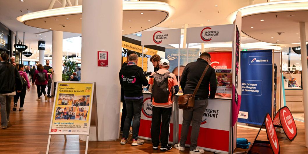 ...Indoor Informationen über den Sport in Frankfurt erhalten...    Bild: Kai Peters