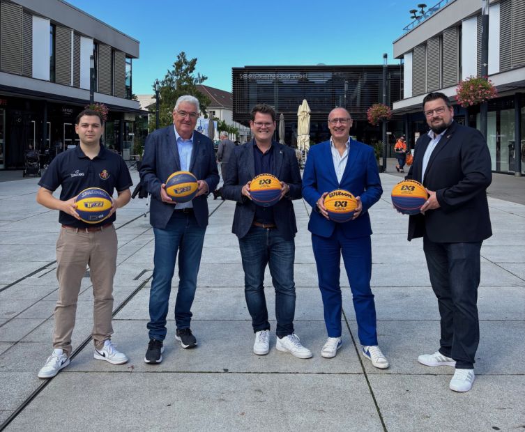 Imran Uyar, Landestrainer 3x3 Basketball, Hessischer Basketball Verband e.V.; Michael
Rüspeler, Präsident des Hessischen Basketball Verbands; Sebastian Wysocki,
Bürgermeister der Quellen- und Festspielstadt Bad Vilbel, Daniel Kumelis, Geschäftsführer
Stadtmarketing Bad Vilbel e.V.; Tim Brentjes, Deutscher Basketball Bund, Leitung
Geschäftsbereich II Jugend
    Bild: Stadtmarketing Bad Vilbel e.V.