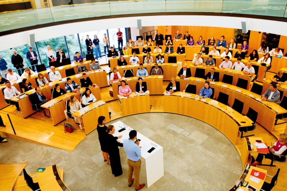 Die Jugendlichen werden zum HOP-Landesjugendkongress im Hessischen Landtag begrüßt.Foto: David Wedmann