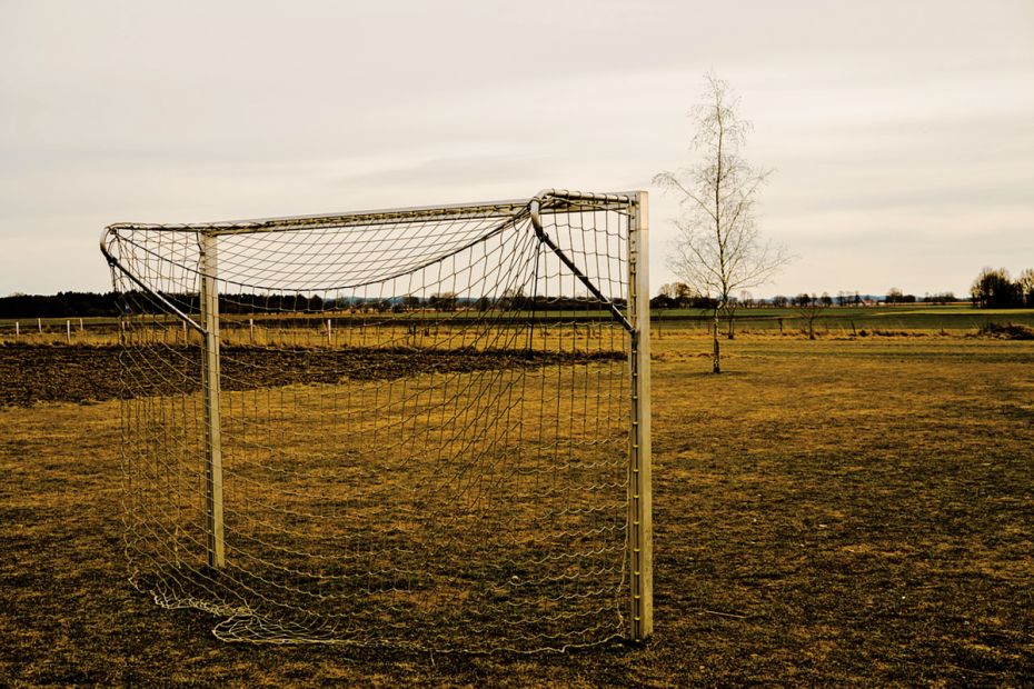 Sanierungsstau herrscht nicht nur auf l&auml;ndlichen Fu&szlig;ballpl&auml;tzen, sondern auch in hessischen Sporthallen und Schwimmb&auml;dern.
Foto: pixabay.com