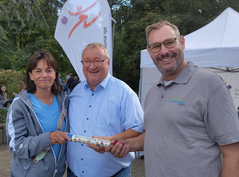 Übergabe des Staffelstabs an den Ausrichter des Sporterlebnistages 2026 - Stadt Hattersheim    Bild: Marion Polydore