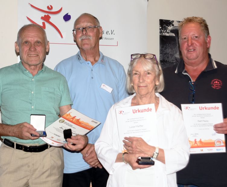 Sportabzeichen-Referent Peter Kohl (Zweiter von links) hat Berthold Wunderlich, Luise Pfeiffer und Ralf Pauly (von links) für langjährige Tätigkeit als Prüfer geehrt.    Bild: Gerhard Strohmann