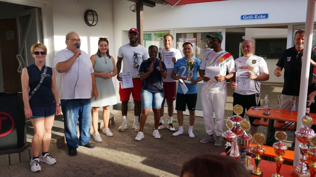 Siegerehrung - Petersbergs Bürgermeisterin Claudia Brandes (3. vl) ehrt die erfolgreichen Teams und bedankt sich beim Orga-Team mit Tanja Schuller, Winfried Jäger und Mariame N'Dakon Coulibaly    Bild: Harald Piaskowski