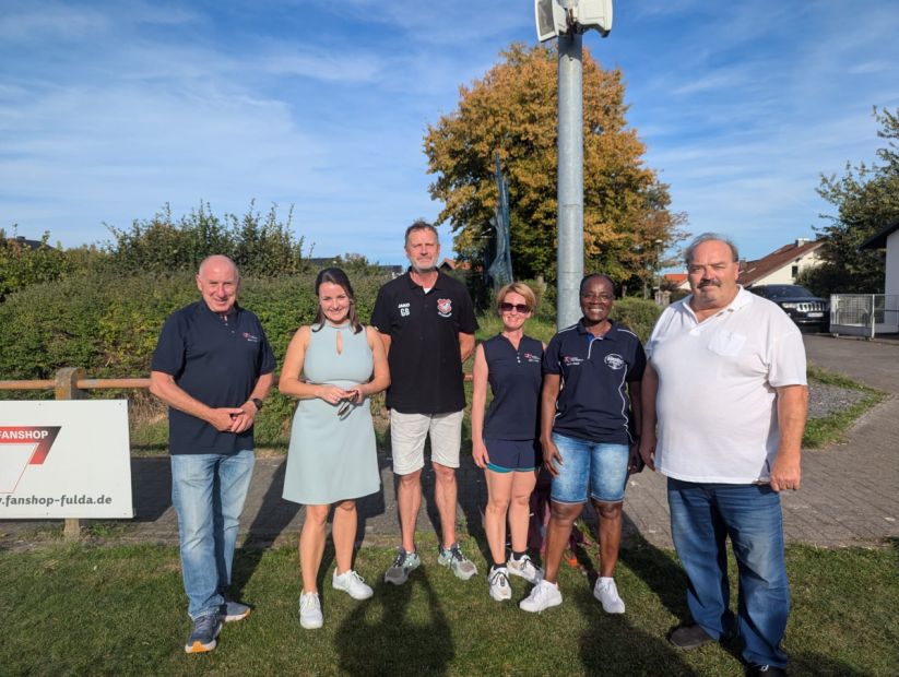 Der 1. Vorsitzende der SG Steinau, Gerhard Bieneck (3. vl) begrüßt die Petersberger Bürgermeisterin Claudia Brandes (2. vl), das Orga-Team mit Winfried Jäger, Mariame N'Dakon-Coulibaly, Tanja Schuller (vr) und den Sportkreisvorsitzenden Harald  Piaskowski (links).    Bild: SG Steinau