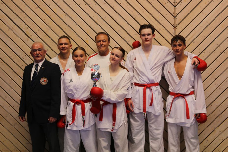 Team Hessen: V.l.: Peter Bancov (Kampfrichter), Marvin Bier (Teamleader), Maria Ruppel, Alexander Lang (Landestrainer Kumite Nord), Christina Keller (Karate Schule Wuppertal), Eric Ridiger, Roman Raiswich: Sieger im Ländervergleichskampf gegen die LILTEC RKV    Bild: Martina Bier für den HFK