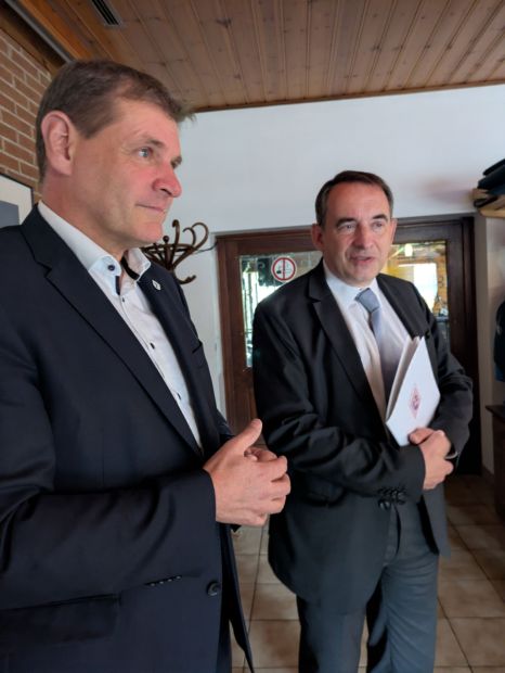 Bürgermeister Markus Röder freute sich, dass der Finanzminister Dr. R. Alexander Storz zu Gast beim SV Hofbieber war und einen Förderbescheid über 50.000 Euro im Gepäck hatte. Er bedankte sich für den Mut den Vereins, mit immerhin 25 Prozent Eigenleistung/Eigenkapital die Anlage zu modernisieren und energetisch zu sanieren. Das unterstützt die Gemeinde mit einem Zuschuss in Höhe von 15 Prozent der Gesamtkosten.    Bild: Harald Piaskowski