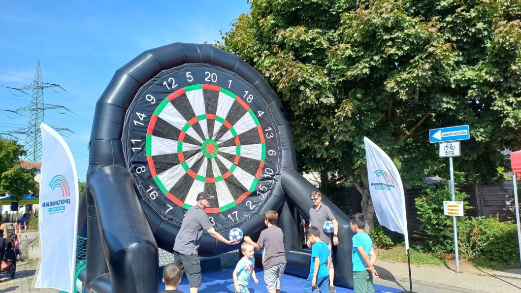 Besuchermagnet: Das riesige Fußball-Dart der Sportkreisjugend Darmstadt-Dieburg war ein Hingucker.    Bild: SKJ