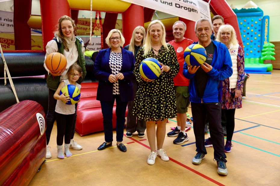 Dr. Josefine Koebe (MdL), Birgit Heitland (MdL), Ministerin Diana Stolz und der Sportkreis-Ehrenvorsitzende Günter Bausewein. Im Hintergrund FSJ, Werner Hartel (stv. SK-Vorsitzender und Jugendwart), Marcel Berlinger (Sportkreisjugend) und Katja Zeth-Seidel, Geschäftsstelle    Bild: © HMFG