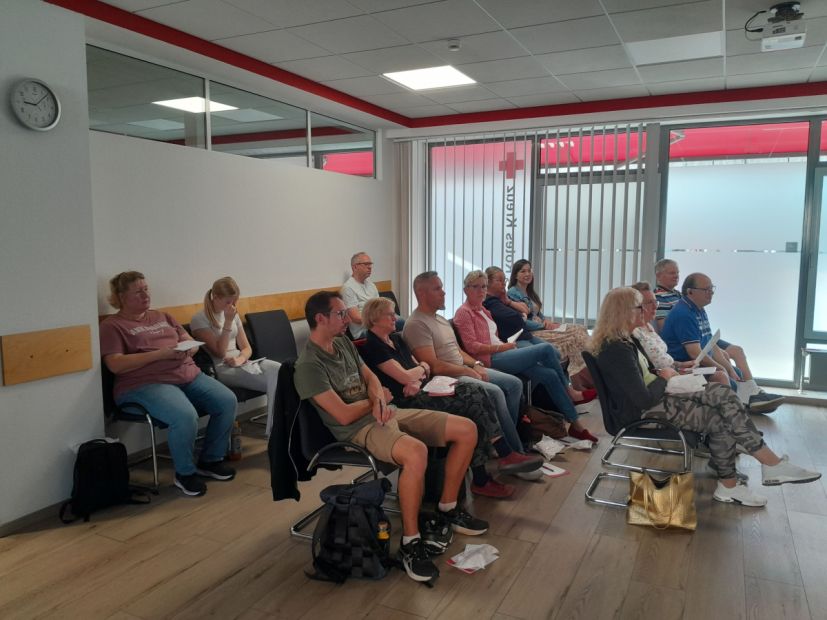 Teilnehmer bei 1.Hilfe Kurs im DRK Haus Kassel über den Sportkreis Region Kassel e.V.    Bild: Sabine Stiehl