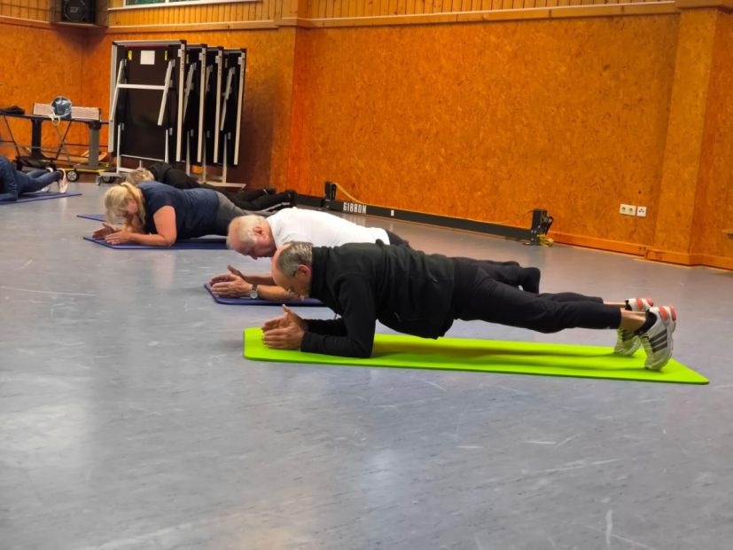 Unter der sportlichen Leitung von Jutta Büchling wurde in der Halle sportlich  warm.    Bild: Jutta Büchling
