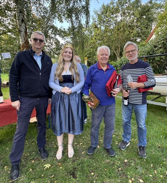 Bürgermeister Dirk Westedt und Weinkönigin Pauline überreichten den neuen Stadtmeistern Eberhard Schiller und Markus Damerau den Wanderpokal.     Bild: Vanessa Jung