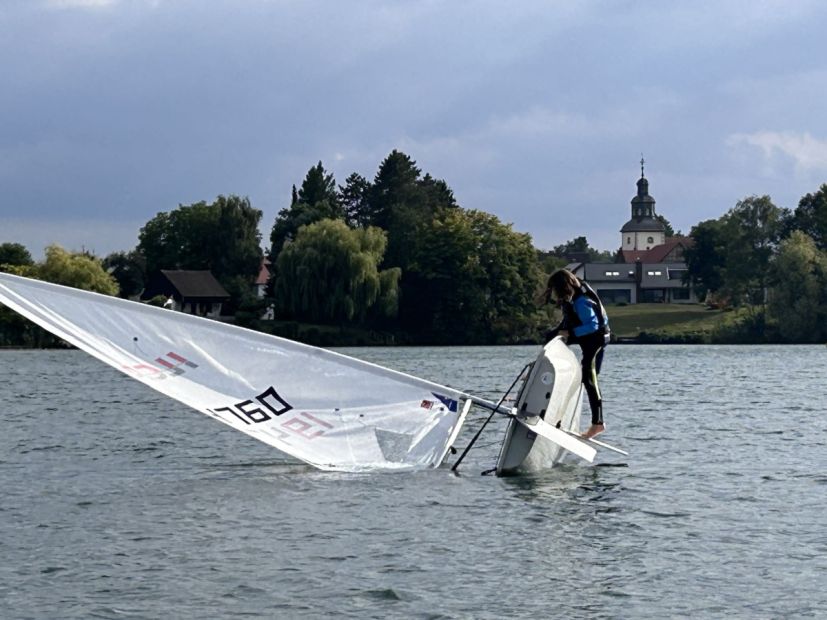 Kenterübung im ILCA    Bild: Dierk Conrad