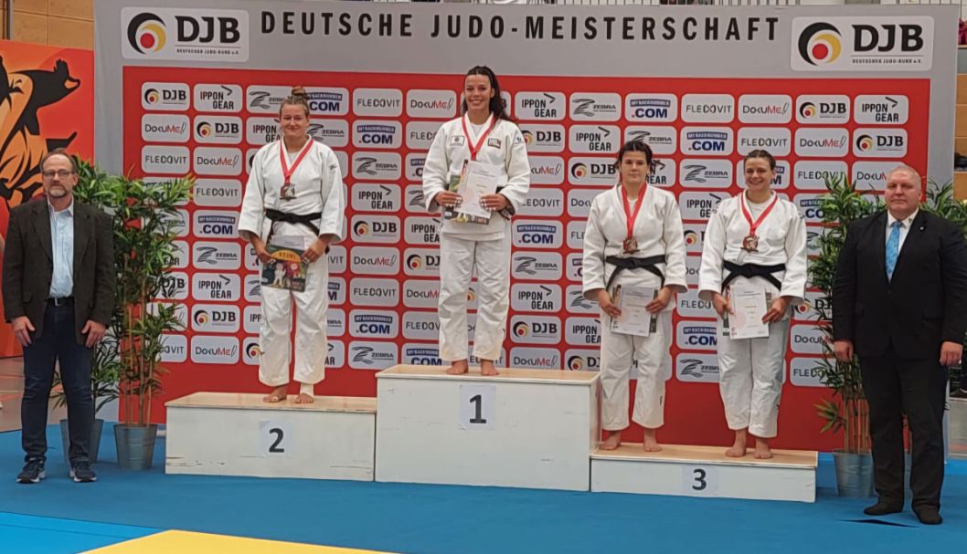 Julie Hölterhoff, links    Bild: Mario Rolle