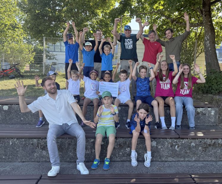 Groß war die Freude bei der TSG Oberursel nach dem Erhalt des Jugendpreises.    Bild: Sportkreis Hochtaunus