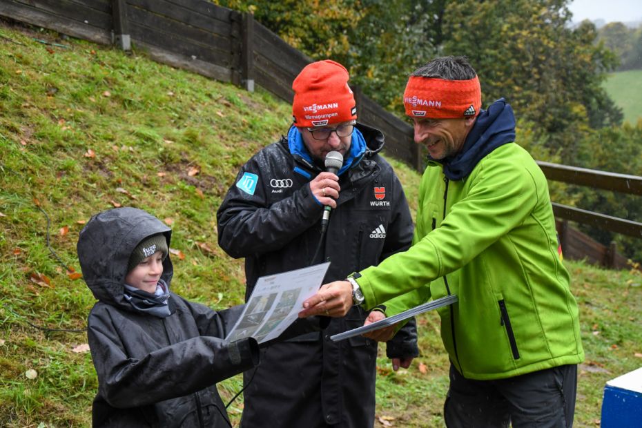 Übergabe der Grundsprung-Auswertungen    Bild: Jan Simon Schäfer