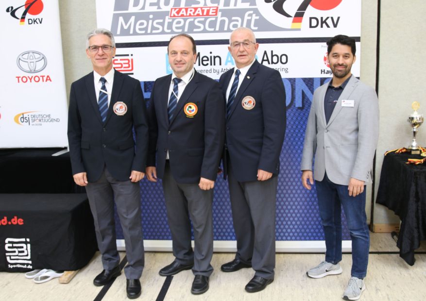 Kampfrichter-Team Hessen auf der Dt. Meisterschaft U-21 in Verden:
V.r.: Kampfrichterreferent Dr. Yasin Islam, Peter Bankov, Faruk Bayraktar, Ali Nedaee    Bild: Martina Bier für den HFK