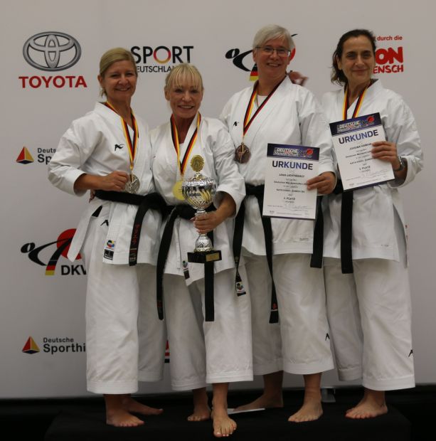 Zweite von links: Monika Lang, Gold Kata Einzel Damen Ü55, rechts: Joheina Hamami, Bronze Kata Einzel Damen Ü55    Bild: Martina Bier für den HFK