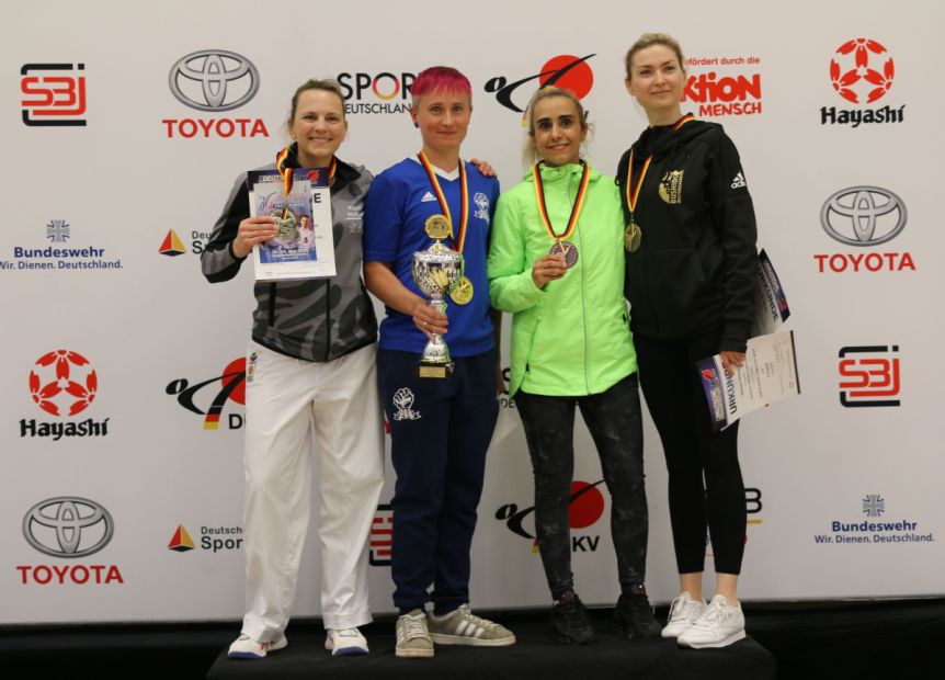 Zweite von rechts: Zahra Mehri, Bronze Kumite Einzel Damen Ü35, -60 Kilo    Bild: Martina Bier für den HFK