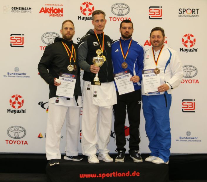 Zweiter von links: Benjamin Eck, Gold Kumite Einzel Herren Ü35, +80 Kilo    Bild: Martina Bier für den HFK