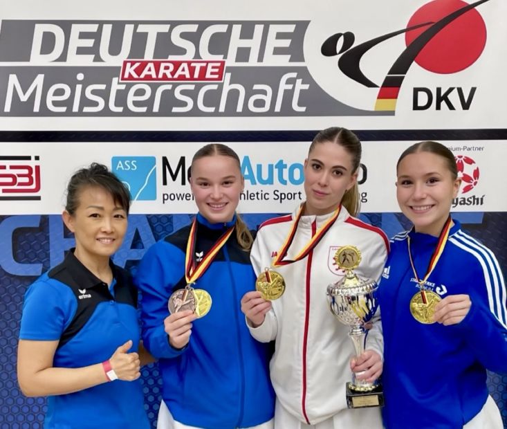 Zweite von rechts: Julie Stevens, Gold mit dem Kata Damen Team KG Seboja zusammen mit Clara Ewald und Annika Jürgensmann    Bild: Deutscher Karate Verband (DKV)