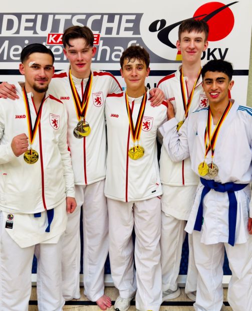 Gold für das Kumite Team Herren, Kampfgemeinschaft Nordhessen mit v.l.: Armin Kurtanovic, Eric Ridiger, Roman Raiswich, Alexander Elenberger, Heidar Safi    Bild: Viktor Ridiger für den HFK