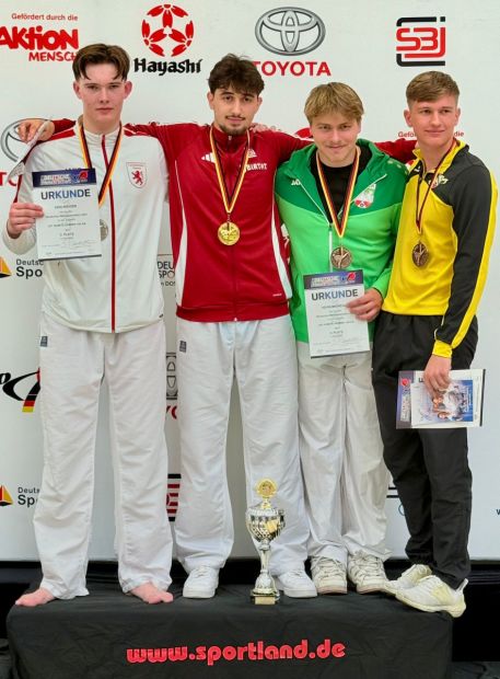 Links außen: Eric Ridiger, Silber, Kumite Einzel Herren +84 Kilo    Bild: Viktor Ridiger für den HFK