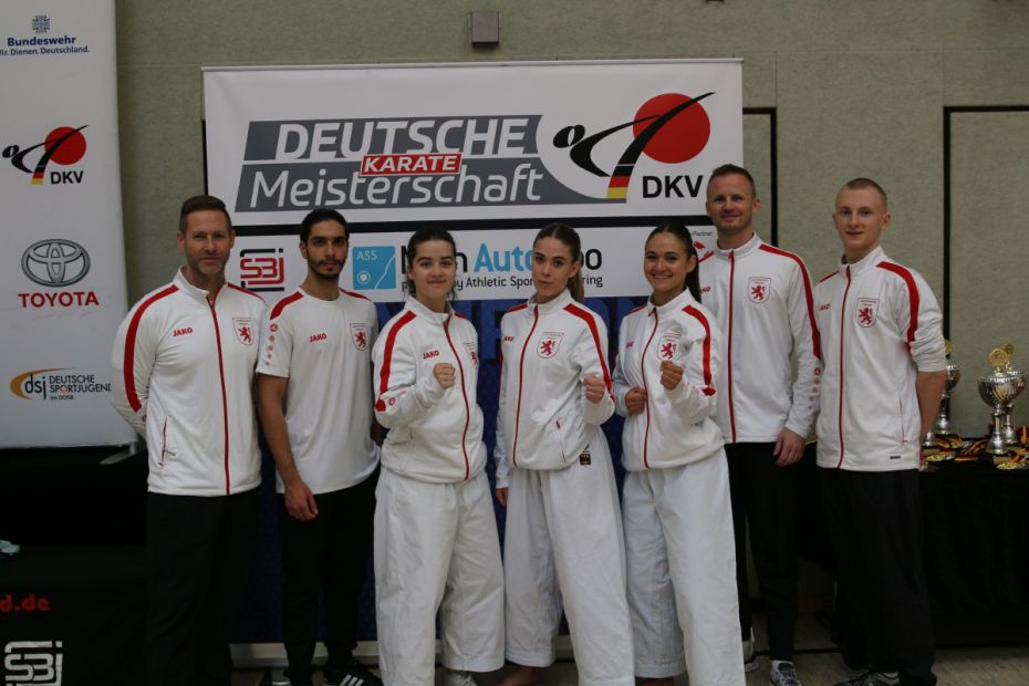 Teile des Hessischen Kata U-21 Teams mit Landestrainer und Betreuern    Bild: Martina Bier für den HFK